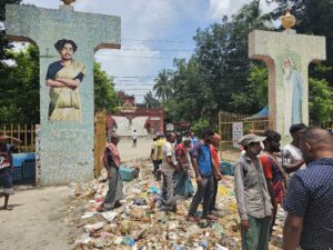 বেতন বৃদ্ধির দাবিতে কুষ্টিয়ায় ময়লা ফেলে পরিচ্ছন্নতা কর্মীদের আন্দোলন