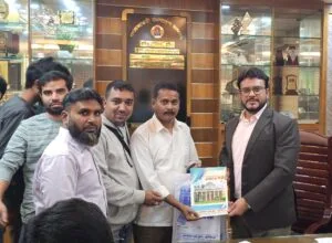 কুষ্টিয়া হাই স্কুলের স্মরণিকা ‘সোনার তরী’ পৌরসভার লাইব্রেরীতে হস্তান্তর