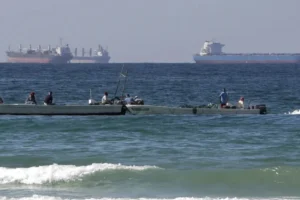 হরমুজ প্রণালী দিয়ে জ্বালানি তেল পরিবহন স্থগিত, বাড়তে পারে তেলের দাম