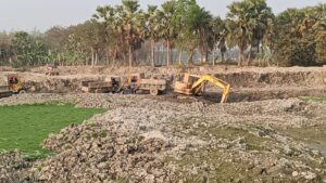 কুষ্টিয়ায় পুকুর সংস্কারের আড়ালে মাটির বাণিজ্য!