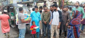 কুষ্টিয়ায় স্বেচ্ছাসেবক দল নেতা লিংকনের উদ্যোগে ভ্রাম্যমান ইফতার বিতরণ