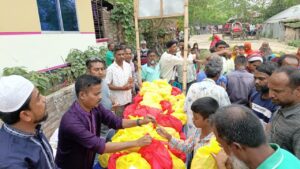কুষ্টিয়ায় এ্যাড. অপুর উদ্যোগে ঈদ সামগ্রী বিতরণ