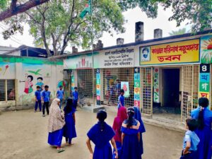 প্রাথমিক বিদ্যালয় গিলে খাচ্ছে ঝুঁকিপূর্ণ মোল্লা মেটাল ইন্ডাস্ট্রি!