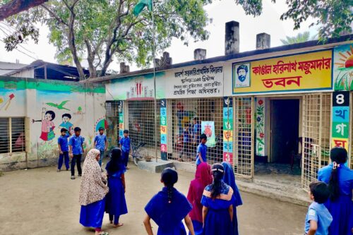 প্রাথমিক বিদ্যালয় গিলে খাচ্ছে ঝুঁকিপূর্ণ মোল্লা মেটাল ইন্ডাস্ট্রি!