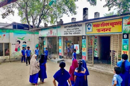প্রাথমিক বিদ্যালয় গিলে খাচ্ছে ঝুঁকিপূর্ণ মোল্লা মেটাল ইন্ডাস্ট্রি!