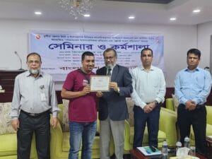 কুষ্টিয়ায় প্রেস কাউন্সিলের কর্মশালা: সাংবাদিকদের সনদ প্রদান