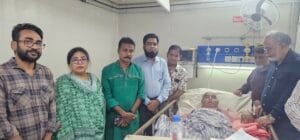 অসুস্থ রুমীকে দেখতে কুষ্টিয়া জেনারেল হাসপাতালে অধ্যাপক ডা. জাহিদ রায়হান