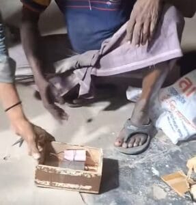 কুষ্টিয়ায় কার্টন খুলতেই বিস্ফোরণ, ভ্যানচালক আহত