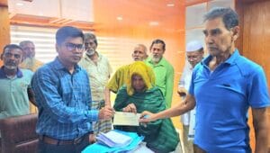 কুষ্টিয়া জেলা পরিষদের উদ্যোগে চেক বিতরণ