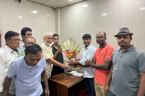 কুষ্টিয়া জেলা পরিষদের প্রশাসককে ডুসাকের ফুলেল শুভেচ্ছা