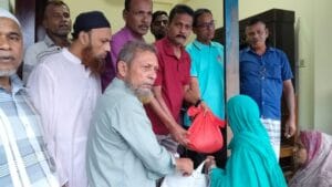 ঈদ সামগ্রী বিতরণ করলেন এ্যাড. অপু