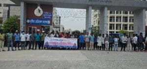 কুষ্টিয়া মেডিকেল কলেজ হাসপাতালে মানববন্ধন-বিক্ষোভ শেষে পরিচালকের কার্যালয় ঘেরাও