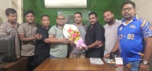 সড়ক যোদ্ধা সম্মাননা অর্জন করায় রুবেলকে কেইউজে’র ফুলেল শুভেচ্ছা