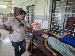 সাংবাদিক জয়ের অসুস্থ বাবাকে দেখতে হাসপাতালে ইবি থানা প্রেসক্লাবের সাধারণ সম্পাদক