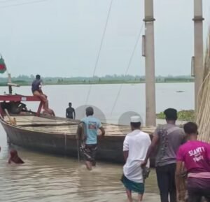 দৌলতপুরে পদ্মায় ফুটবল খেলতে গিয়ে শিশু নিখোঁজ