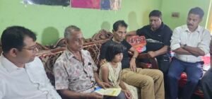 কুষ্টিয়ায় প্রয়াত সাংবাদিক দেবাশীষের পরিবারের পাশে জেলা পরিষদের প্রশাসক সোহরাব উদ্দিন