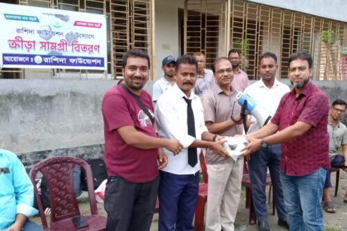 ঝাউদিয়ায় ৮ শিক্ষাপ্রতিষ্ঠানে রাশিদা ফাউন্ডেশনের ফুটবল উপহার