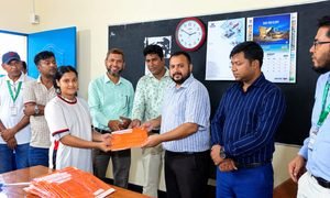 মিরপুরে খেলোয়াড়দের জার্সি দিলেন প্রেসক্লাব সভাপতি