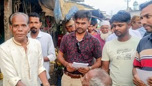 মথুরাপুর-তারাগুনিয়ায় ফরজ উল্লাহর পোস্টার বিতরণ
