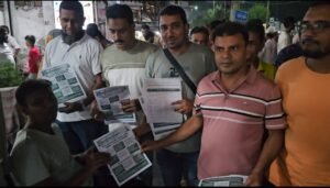 কুষ্টিয়ায় অপপ্রচারের বিরুদ্ধে স্বেচ্ছাসেবক দলের লিফলেট বিতরণ