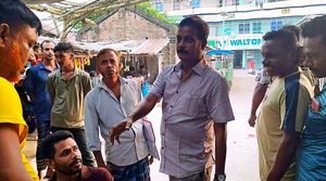 কুষ্টিয়ার পাটিকাবাড়িতে সাধারণ মানুষের সঙ্গে অ্যাড. অপুর মতবিনিময়